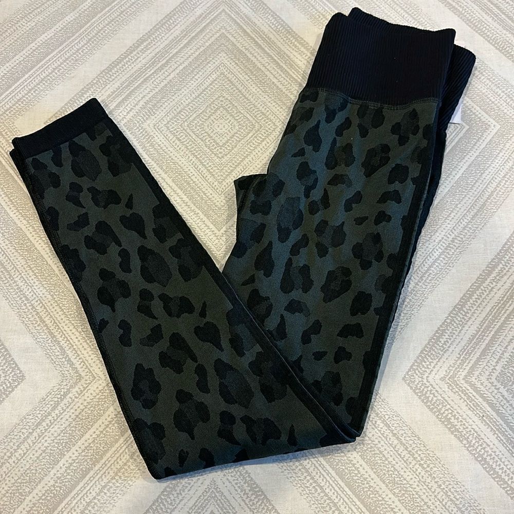 925 Women’s Army Green & Black Leopard Leggings